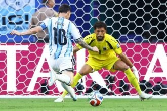 Kiper 40 Tahun Bikin Messi Frustrasi, Aksi Heroik Vozinha Jatuh Bangun Bendung Serangan Argentina