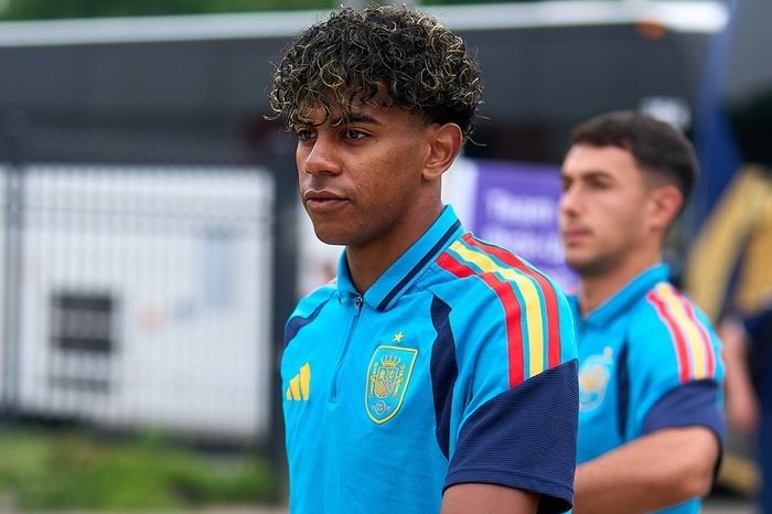 Badai petir membatalkan latihan terakhir Spanyol jelang final Piala Dunia 2026, sementara Argentina tetap berlatih usai penundaan.