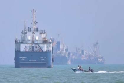 IRGC kembali mengguncang Selat Hormuz dengan serangan rudal ke kapal dagang saat negosiasi damai Iran dan Amerika Serikat masih berlangsung.