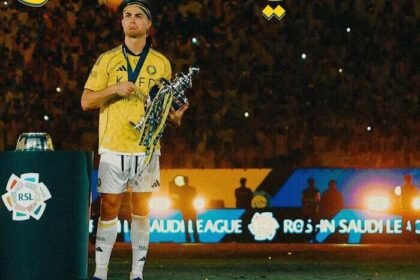 Cristiano Ronaldo kembali mencetak rekor dengan pendapatan hampir Rp12 triliun sejak bergabung bersama Al-Nassr dan menjadi ikon kebangkitan Saudi Pro League.