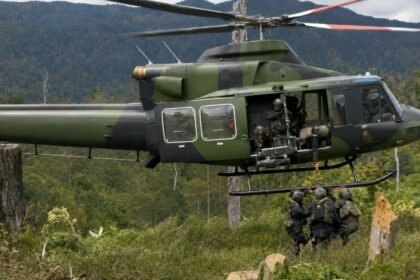 TNI Tembus Markas OPM Ugimba, Selamatkan Warga Terisolasi Pakai Helikopter