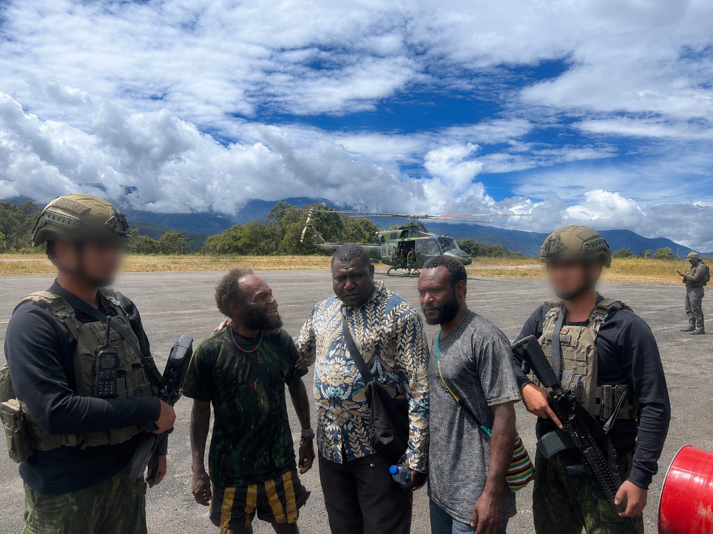 TNI Tembus Markas OPM Ugimba, Selamatkan Warga Terisolasi Pakai Helikopter 2 TNI Tembus Markas OPM Ugimba, Selamatkan Warga Terisolasi Pakai Helikopter