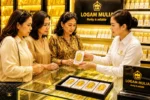 Harga emas Antam hari ini naik Rp7.000 menjadi Rp2,610 juta per gram, sementara harga buyback ikut menguat menjadi Rp2,379 juta per gram.