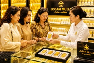 Harga emas Antam hari ini naik Rp7.000 menjadi Rp2,610 juta per gram, sementara harga buyback ikut menguat menjadi Rp2,379 juta per gram.