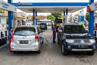 Mobil Diesel vs Bensin, Mana yang Lebih Worth It untuk Dipakai Sehari-hari? (Foto: AI)