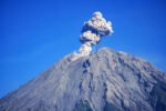 Gunung Semeru Erupsi (Foto: Espos.id)