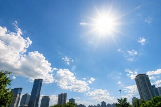 Jakarta Makin Panas! Cek Prakiraan Cuaca 14 Agustus 2026 (Foto: ChatGPT AI/GarudaTV)