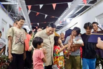 Momen Presiden Prabowo Peluk Anak-Anak dan Cek Langsung Hunian Baru Warga Eks-Bantaran Rel Senen