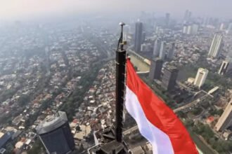 Merah Putih Berkibar di Autograph Tower Thamrin Nine, Puncak Tertinggi di Bumi Selatan