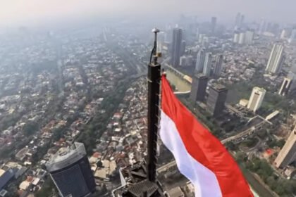 Merah Putih Berkibar di Autograph Tower Thamrin Nine, Puncak Tertinggi di Bumi Selatan