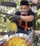 Unik dan Kreatif! Pria di Aceh Utara Jualan Mie Aceh dari Atas Pohon Manggis