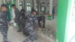 Pasca Gempa NTT, TNI AL Bersihkan Masjid Nurul Barokah Pelabuhan Reo