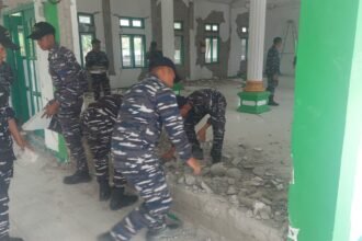 Pasca Gempa NTT, TNI AL Bersihkan Masjid Nurul Barokah Pelabuhan Reo