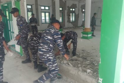 Pasca Gempa NTT, TNI AL Bersihkan Masjid Nurul Barokah Pelabuhan Reo