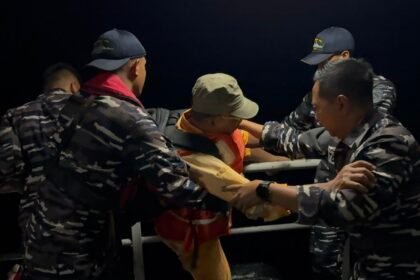 TNI AL Berhasil Evakuasi 230 Penumpang KM Mutiara Sentosa 2 di Perairan Sumenep