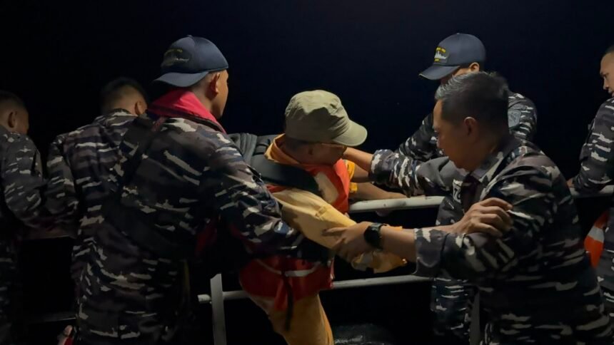 TNI AL Berhasil Evakuasi 230 Penumpang KM Mutiara Sentosa 2 di Perairan Sumenep