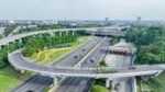 Investasi Tol Tembus Rp1.000 T, ATI Dorong Terobosan Pembiayaan Non-APBN JAKARTA — Asosiasi Tol Indonesia (ATI) mendorong akselerasi terobosan kebijakan dan penyempurnaan skema pembiayaan industri jalan tol nasional. Langkah kolaboratif ini ditujukan untuk mengoptimalkan partisipasi sektor swasta sekaligus memperkuat efisiensi penggunaan Anggaran Pendapatan dan Belanja Negara (APBN), di tengah akumulasi nilai investasi jalan tol yang diproyeksikan mendekati Rp1.000 triliun. Penguatan ekosistem infrastruktur jalan tol berkelanjutan tersebut menjadi agenda utama dalam *Focus Group Discussion* (FGD) lintas pemangku kepentingan yang dijadwalkan berlangsung pada Rabu, 12 Agustus 2026, di Jakarta. Berdasarkan data ATI, jaringan jalan tol yang beroperasi di Indonesia saat ini telah mencapai 3.115,98 kilometer yang terbagi dalam 76 ruas dan dikelola oleh 59 Badan Usaha Jalan Tol (BUJT). Nilai akumulasi investasi untuk ruas beroperasi saat ini mencatatkan angka Rp668 triliun, dan diproyeksikan melampaui Rp1.000 triliun jika memperhitungkan proyek yang masih dalam tahap persiapan dan konstruksi. Mengingat keterbatasan kapasitas pembiayaan pemerintah, diperlukan penyesuaian regulasi yang dapat mendorong perluasan porsi investasi swasta guna menjaga keberlanjutan pembangunan infrastruktur nasional. Plt. Sekretaris Jenderal ATI Kristianto menyampaikan bahwa keterlibatan luas seluruh pemangku kepentingan sangat krusial untuk menyelaraskan pandangan antara pemerintah dan pelaku industri. "Sinergi dan keseimbangan kebijakan sangat penting bagi masa depan industri jalan tol nasional. Melalui pelaksanaan FGD ini, ATI berharap dapat menghimpun berbagai pemikiran kritis dan gagasan solutif lintas sektor yang akan kami rumuskan secara komprehensif ke dalam dokumen rekomendasi kebijakan (*White Paper*)," ujar Kristianto dalam keterangannya. Kristianto menambahkan, *White Paper* hasil rumusan tersebut nantinya akan diserahkan kepada pemerintah sebagai masukan strategis dalam penetapan kebijakan jalan tol nasional yang berkeadilan dan berkelanjutan. Penguatan Tata Kelola Keuangan dan Keselamatan Jalan Tantangan pengusahaan jalan tol saat ini dinilai membutuhkan perhatian bersama, mengingat sebagian besar ruas yang beroperasi masih berada dalam fase awal hingga menengah siklus pengembalian investasi (*return on investment*). Penataan struktur keuangan yang sehat menjadi kunci utama untuk menjamin kelangsungan operasional dan kualitas pelayanan BUJT dalam jangka panjang. Selain dari sisi pembiayaan, perhatian industri juga tertuju pada aspek keselamatan dan keawetan infrastruktur, khususnya terkait penanganan kendaraan bermuatan dan berdimensi lebih (Over Dimension Over Loading/ODOL). Pengendalian ODOL dinilai penting untuk mencegah percepatan kerusakan fisik jalan sekaligus meningkatkan keselamatan serta kenyamanan para pengguna tol. Ketua Umum ATI Rivan A. Purwantono menegaskan komitmen industri untuk terus bersinergi dengan pemerintah demi menghadirkan pelayanan publik yang optimal. "Pembangunan jalan tol pada akhirnya harus memberikan manfaat nyata bagi masyarakat. Publik membutuhkan layanan jalan tol yang aman, nyaman, berkualitas, dan andal. Karena itu, ATI bersama Pemerintah terus bersinergi untuk menjaga keberlanjutan industri sekaligus memastikan masyarakat mendapatkan pelayanan jalan tol yang terbaik," kata Rivan. Sinergi Lintas Sektor dan Pemangku Kepentingan Guna menghasilan rumusan kebijakan yang komprehensif, forum diskusi ini dirancang untuk menghimpun perspektif dari berbagai pihak, mulai dari kementerian, lembaga pemerintah, hingga akademisi dan pelaku usaha. Menteri Koordinator Bidang Infrastruktur dan Pembangunan Kewilayahan RI Agus Harimurti Yudhoyono bersama Menteri Pekerjaan Umum Dody Hanggodo dijadwalkan membuka acara secara resmi. Sesi diskusi interaktif dipandu oleh pakar manajemen Rhenald Kasali dengan menghadirkan narasumber utama di bidang ekonomi, yaitu Muhammad Chatib Basri dan Bambang Brodjonegoro. Forum ini turut melibatkan perwakilan Komisi V DPR RI, Kementerian Keuangan, Bappenas, Kementerian Investasi dan Hilirisasi/BKPM, Kementerian Perhubungan, Kementerian Hukum, Kementerian Koordinator Bidang Perekonomian, serta Badan Pengatur Jalan Tol (BPJT) dan Direktorat Jenderal Bina Marga. Aspek pengawasan, regulasi lalu lintas, dan keselamatan juga diperkuat melalui kehadiran perwakilan Korps Lalu Lintas (Korlantas) Polri, Badan Pemeriksa Keuangan (BPK) RI, Badan Pengawasan Keuangan dan Pembangunan (BPKP), serta Komite Nasional Keselamatan Transportasi (KNKT). Selain unsur pemerintah dan regulator, diskusi ini melibatkan pemikiran dari akademisi Lembaga Penyelidikan Ekonomi dan Masyarakat (LPEM) FEB UI, Guru Besar Fakultas Hukum Universitas Indonesia dan Universitas Trisakti, pengamat kebijakan publik, Yayasan Lembaga Konsumen Indonesia (YLKI), sektor perbankan, serta para investor.