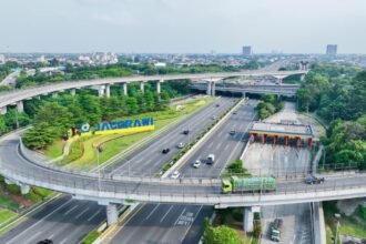 Investasi Tol Tembus Rp1.000 T, ATI Dorong Terobosan Pembiayaan Non-APBN JAKARTA — Asosiasi Tol Indonesia (ATI) mendorong akselerasi terobosan kebijakan dan penyempurnaan skema pembiayaan industri jalan tol nasional. Langkah kolaboratif ini ditujukan untuk mengoptimalkan partisipasi sektor swasta sekaligus memperkuat efisiensi penggunaan Anggaran Pendapatan dan Belanja Negara (APBN), di tengah akumulasi nilai investasi jalan tol yang diproyeksikan mendekati Rp1.000 triliun. Penguatan ekosistem infrastruktur jalan tol berkelanjutan tersebut menjadi agenda utama dalam *Focus Group Discussion* (FGD) lintas pemangku kepentingan yang dijadwalkan berlangsung pada Rabu, 12 Agustus 2026, di Jakarta. Berdasarkan data ATI, jaringan jalan tol yang beroperasi di Indonesia saat ini telah mencapai 3.115,98 kilometer yang terbagi dalam 76 ruas dan dikelola oleh 59 Badan Usaha Jalan Tol (BUJT). Nilai akumulasi investasi untuk ruas beroperasi saat ini mencatatkan angka Rp668 triliun, dan diproyeksikan melampaui Rp1.000 triliun jika memperhitungkan proyek yang masih dalam tahap persiapan dan konstruksi. Mengingat keterbatasan kapasitas pembiayaan pemerintah, diperlukan penyesuaian regulasi yang dapat mendorong perluasan porsi investasi swasta guna menjaga keberlanjutan pembangunan infrastruktur nasional. Plt. Sekretaris Jenderal ATI Kristianto menyampaikan bahwa keterlibatan luas seluruh pemangku kepentingan sangat krusial untuk menyelaraskan pandangan antara pemerintah dan pelaku industri. "Sinergi dan keseimbangan kebijakan sangat penting bagi masa depan industri jalan tol nasional. Melalui pelaksanaan FGD ini, ATI berharap dapat menghimpun berbagai pemikiran kritis dan gagasan solutif lintas sektor yang akan kami rumuskan secara komprehensif ke dalam dokumen rekomendasi kebijakan (*White Paper*)," ujar Kristianto dalam keterangannya. Kristianto menambahkan, *White Paper* hasil rumusan tersebut nantinya akan diserahkan kepada pemerintah sebagai masukan strategis dalam penetapan kebijakan jalan tol nasional yang berkeadilan dan berkelanjutan. Penguatan Tata Kelola Keuangan dan Keselamatan Jalan Tantangan pengusahaan jalan tol saat ini dinilai membutuhkan perhatian bersama, mengingat sebagian besar ruas yang beroperasi masih berada dalam fase awal hingga menengah siklus pengembalian investasi (*return on investment*). Penataan struktur keuangan yang sehat menjadi kunci utama untuk menjamin kelangsungan operasional dan kualitas pelayanan BUJT dalam jangka panjang. Selain dari sisi pembiayaan, perhatian industri juga tertuju pada aspek keselamatan dan keawetan infrastruktur, khususnya terkait penanganan kendaraan bermuatan dan berdimensi lebih (Over Dimension Over Loading/ODOL). Pengendalian ODOL dinilai penting untuk mencegah percepatan kerusakan fisik jalan sekaligus meningkatkan keselamatan serta kenyamanan para pengguna tol. Ketua Umum ATI Rivan A. Purwantono menegaskan komitmen industri untuk terus bersinergi dengan pemerintah demi menghadirkan pelayanan publik yang optimal. "Pembangunan jalan tol pada akhirnya harus memberikan manfaat nyata bagi masyarakat. Publik membutuhkan layanan jalan tol yang aman, nyaman, berkualitas, dan andal. Karena itu, ATI bersama Pemerintah terus bersinergi untuk menjaga keberlanjutan industri sekaligus memastikan masyarakat mendapatkan pelayanan jalan tol yang terbaik," kata Rivan. Sinergi Lintas Sektor dan Pemangku Kepentingan Guna menghasilan rumusan kebijakan yang komprehensif, forum diskusi ini dirancang untuk menghimpun perspektif dari berbagai pihak, mulai dari kementerian, lembaga pemerintah, hingga akademisi dan pelaku usaha. Menteri Koordinator Bidang Infrastruktur dan Pembangunan Kewilayahan RI Agus Harimurti Yudhoyono bersama Menteri Pekerjaan Umum Dody Hanggodo dijadwalkan membuka acara secara resmi. Sesi diskusi interaktif dipandu oleh pakar manajemen Rhenald Kasali dengan menghadirkan narasumber utama di bidang ekonomi, yaitu Muhammad Chatib Basri dan Bambang Brodjonegoro. Forum ini turut melibatkan perwakilan Komisi V DPR RI, Kementerian Keuangan, Bappenas, Kementerian Investasi dan Hilirisasi/BKPM, Kementerian Perhubungan, Kementerian Hukum, Kementerian Koordinator Bidang Perekonomian, serta Badan Pengatur Jalan Tol (BPJT) dan Direktorat Jenderal Bina Marga. Aspek pengawasan, regulasi lalu lintas, dan keselamatan juga diperkuat melalui kehadiran perwakilan Korps Lalu Lintas (Korlantas) Polri, Badan Pemeriksa Keuangan (BPK) RI, Badan Pengawasan Keuangan dan Pembangunan (BPKP), serta Komite Nasional Keselamatan Transportasi (KNKT). Selain unsur pemerintah dan regulator, diskusi ini melibatkan pemikiran dari akademisi Lembaga Penyelidikan Ekonomi dan Masyarakat (LPEM) FEB UI, Guru Besar Fakultas Hukum Universitas Indonesia dan Universitas Trisakti, pengamat kebijakan publik, Yayasan Lembaga Konsumen Indonesia (YLKI), sektor perbankan, serta para investor.