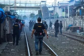 Penggerebekan jaringan narkoba oleh BNN di Kampung Bahari, Tanjung Priok, Jakarta Utara, Kamis (13/8/2026), sempat diwarnai perlawanan massa.