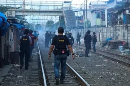 Penggerebekan jaringan narkoba oleh BNN di Kampung Bahari, Tanjung Priok, Jakarta Utara, Kamis (13/8/2026), sempat diwarnai perlawanan massa.