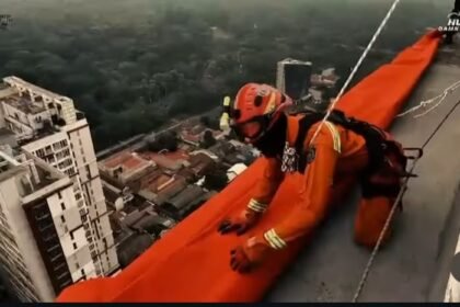 Rayakan HUT ke-81 RI, Damkar Depok Bentangkan Bendera Raksasa dari Ketinggian (Foto: TangkapanLayar IG/@depokfirerescue113)