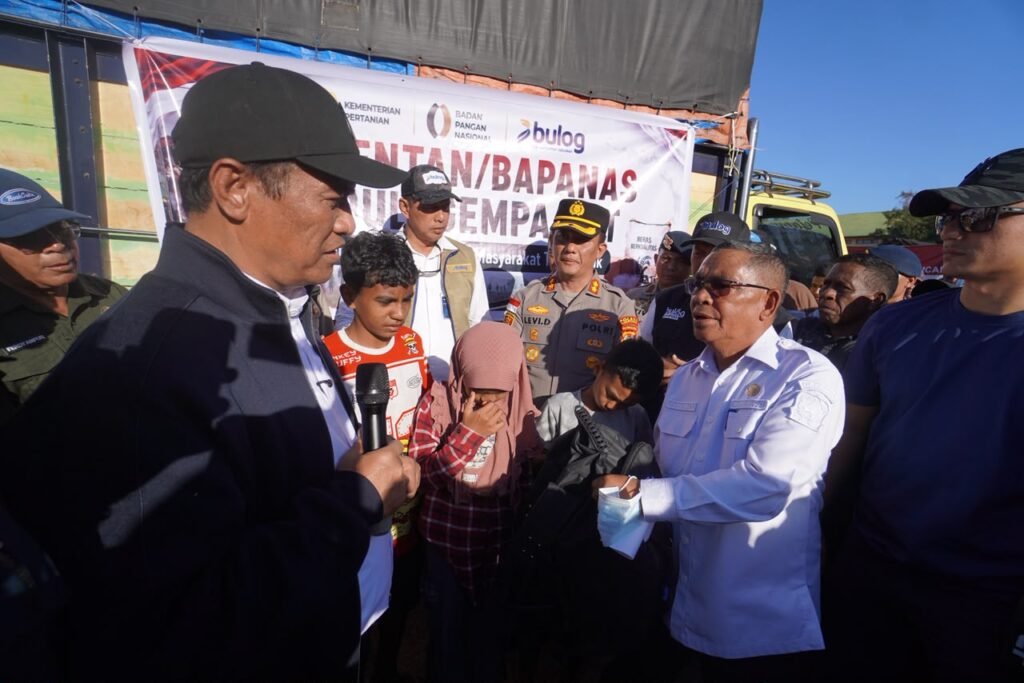 Kepala Bapanas dan Dirut BULOG Tinjau Langsung Penyaluran Bantuan Korban Gempa Flores 2 Kepala Bapanas dan Dirut BULOG Tinjau Langsung Penyaluran Bantuan Korban Gempa Flores