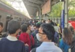 KRL Bogor Line Tertemper Orang, Perjalanan Kereta Terganggu Saat Jam Sibuk Pagi (Foto: Javier)