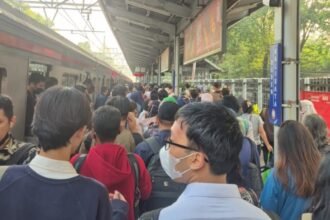 KRL Bogor Line Tertemper Orang, Perjalanan Kereta Terganggu Saat Jam Sibuk Pagi (Foto: Javier)