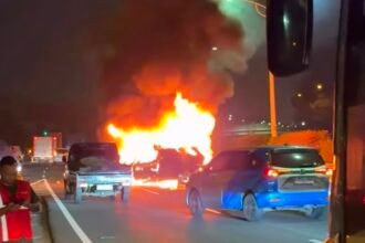 Mobil Terbakar Usai Tabrak Truk Kontainer di Tol Jagorawi, 2 Orang Tewas (Foto: IG/@sitanggangegy)