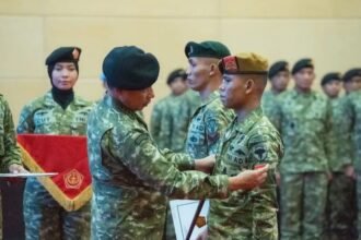 Panglima TNI Naikkan Pangkat 2 Prajurit yang Turunkan Bendera Bulan Bintang (Foto: PUSPEN TNI)