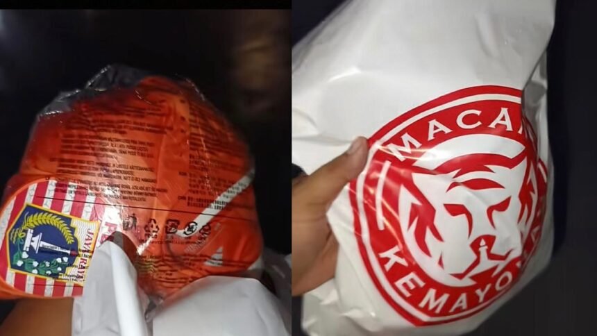 Jakmania Meradang, Jersey Persija Rp1 Juta Cuma Dibungkus Plastik (Foto: TangkapanLayat/TikTok/mas.istanto)