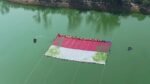 Beda dari yang Lain! Bendera Merah Putih Raksasa Membentang Anggun di Atas Air Situ Gintung