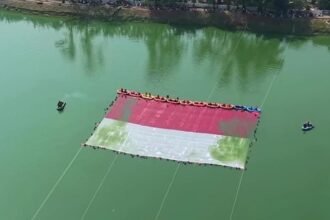 Beda dari yang Lain! Bendera Merah Putih Raksasa Membentang Anggun di Atas Air Situ Gintung