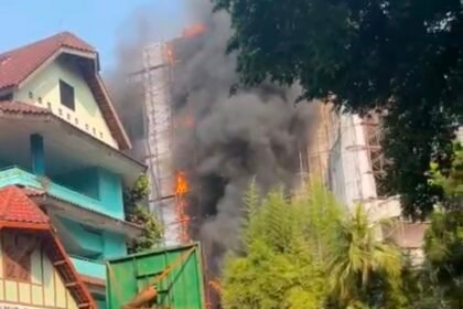 Gedung Perkantoran di Cikini Terbakar, Tim SAR Gabungan Sisir Basement Hingga Lantai 4