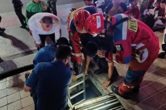 Petugas Damkar Rela Menyelam ke Gorong-Gorong Bundaran HI Demi HP Warga yang Nyemplung