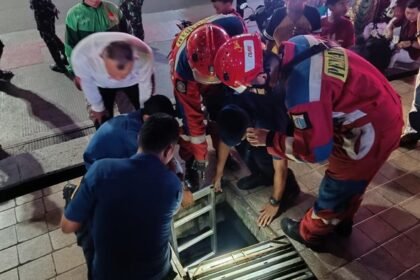Petugas Damkar Rela Menyelam ke Gorong-Gorong Bundaran HI Demi HP Warga yang Nyemplung
