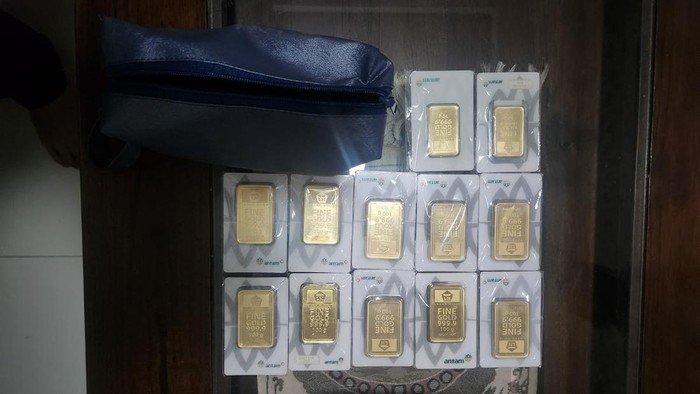 Penampakan 1,3 Kg Emas Hasil Penggeledahan Rumah Pemeriksa Pajak di Malang
