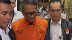 Berbaju Oranye dan Tangan Terborgol, Pejabat Bea Cukai Kediri Gatot Heroe Resmi Ditahan KPK