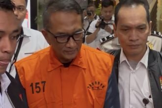 Berbaju Oranye dan Tangan Terborgol, Pejabat Bea Cukai Kediri Gatot Heroe Resmi Ditahan KPK