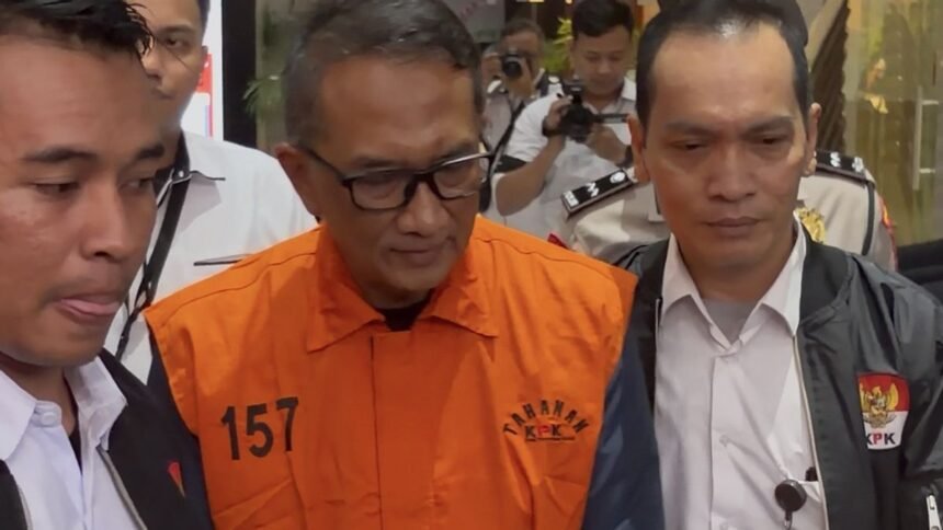 Berbaju Oranye dan Tangan Terborgol, Pejabat Bea Cukai Kediri Gatot Heroe Resmi Ditahan KPK