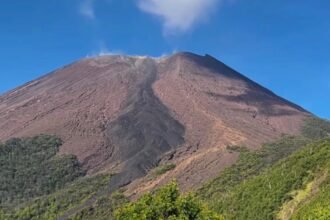 Terpeleset Saat Asyik Berswafoto, Pendaki Remaja Jatuh ke Kawah Gunung Slamet