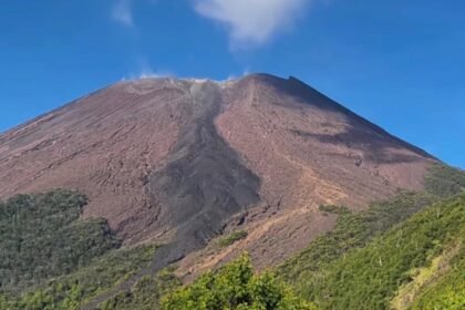 Terpeleset Saat Asyik Berswafoto, Pendaki Remaja Jatuh ke Kawah Gunung Slamet