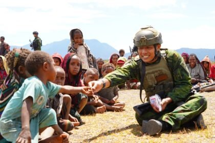 Tembus Medan Berat, Koops TNI Habema Salurkan 2 Ton Bantuan ke Warga Puncak