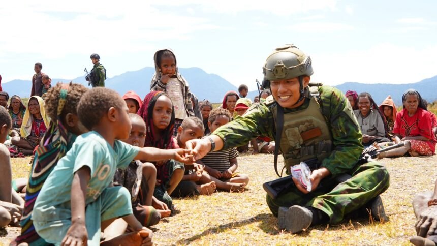Tembus Medan Berat, Koops TNI Habema Salurkan 2 Ton Bantuan ke Warga Puncak