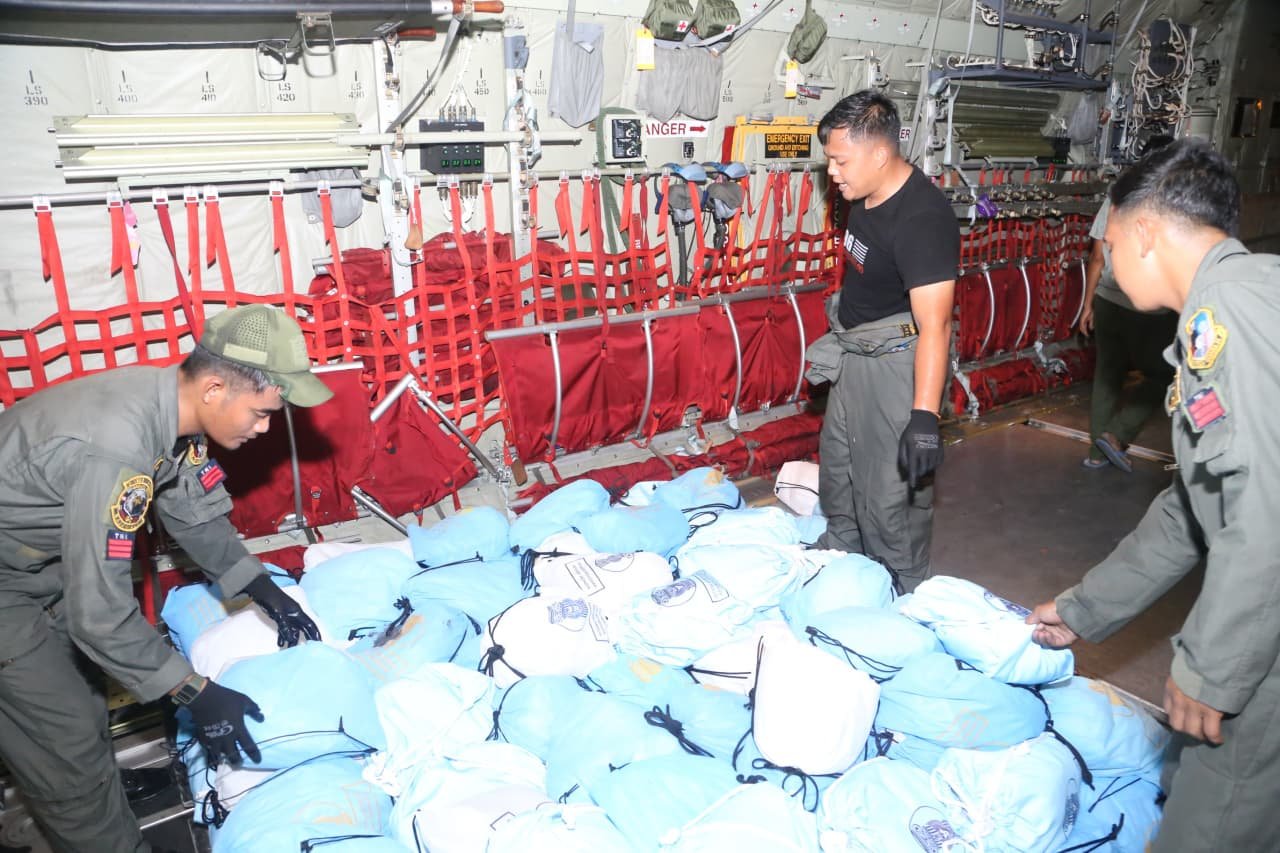 TNI AU Gerak Cepat, Dua Hercules Bawa 27 Ton Bantuan ke NTT 3 (Dok Photo Hercules/Dispen AU)
