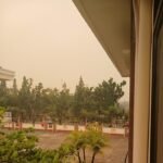 Langit Siang Pontianak Berubah Kuning Pekat Akibat Polusi Karhutla, BMKG Bilang Begini