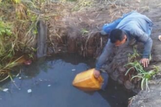 Kemarau Panjang Sumur Mengering, Warga Kayong Utara Terpaksa Pakai Air Parit Berlumpur