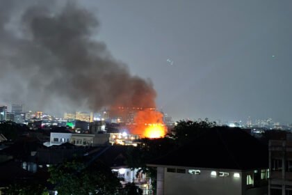 115 Personel Damkar Berjibaku Jinakkan Kebakaran Rumah Dua Lantai di Paseban Senen Malam Ini