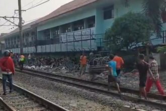 Orang dan Motor Tertemper di Perlintasan Liar, 18 Perjalanan KRL Bogor-Tangerang Terlambat Hingga 1 Jam