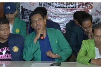 JAKARTA — Aliansi BEM Persatuan Se-Jakarta mengajak seluruh pihak menjaga rencana aksi Aliansi Masyarakat Pati Bersatu (AMPB) di Gedung DPR RI pada 27 Agustus 2026 agar berlangsung damai, tertib, dan dialogis. Mahasiswa menilai penyampaian aspirasi merupakan bagian penting dari demokrasi yang perlu dijaga bersama tanpa mengorbankan persatuan dan ketertiban umum. Sikap tersebut disampaikan Aliansi BEM Persatuan Se-Jakarta sebagai respons atas rencana aksi AMPB. Mereka menegaskan bahwa kebebasan menyampaikan pendapat tetap harus berjalan beriringan dengan tanggung jawab sebagai warga negara. Aliansi BEM Persatuan Se-Jakarta merupakan wadah konsolidasi mahasiswa yang dibangun dengan semangat persatuan, kebangsaan, demokrasi, serta penghormatan terhadap konstitusi dan nilai-nilai kehidupan berbangsa dan bernegara. Dalam pernyataannya, mereka terlebih dahulu menegaskan penghormatan terhadap hak setiap warga negara untuk menyampaikan pendapat di muka umum. Hak tersebut dinilai sebagai bagian penting dari demokrasi yang sehat. "Setiap bentuk penyampaian pendapat hendaknya dilaksanakan secara tertib, damai, dan bertanggung jawab dengan tetap memperhatikan kepentingan masyarakat luas serta ketertiban umum," demikian pernyataan Aliansi BEM Persatuan Se-Jakarta. Karena itu, mereka mendorong agar rencana aksi pada 27 Agustus tidak hanya menjadi ruang untuk menyampaikan tuntutan, tetapi juga membuka kesempatan bagi dialog yang konstruktif. Perbedaan pandangan, menurut mereka, seharusnya dapat disampaikan melalui komunikasi yang saling menghormati. Aliansi juga menekankan pentingnya menjaga ruang demokrasi tetap terbuka bagi berbagai kelompok masyarakat. Setiap pihak dinilai memiliki hak yang sama untuk menyampaikan aspirasi sesuai dengan kepentingan yang diperjuangkan. "Semangat demokrasi akan semakin kuat apabila setiap pihak dapat menyampaikan gagasan secara terbuka, inklusif, dan menghormati perbedaan yang ada," kata mereka. Dalam konteks rencana aksi AMPB, Aliansi BEM Persatuan Se-Jakarta turut mengingatkan pentingnya menjaga etika demokrasi dan menghormati institusi negara. Kritik terhadap kebijakan publik, masukan, maupun tuntutan kepada pemerintah dan lembaga negara disebut sebagai bagian yang sah dalam kehidupan demokrasi. Namun, cara penyampaiannya dinilai tidak kalah penting. Aspirasi akan lebih bermakna apabila disampaikan secara santun, damai, dan diarahkan untuk mencari perbaikan bersama. "Kritik, masukan, maupun tuntutan terhadap kebijakan publik merupakan bagian yang sah dalam demokrasi," demikian sikap tersebut. Selain menjaga ketertiban, Aliansi BEM Persatuan Se-Jakarta mendorong seluruh pihak mengedepankan pendekatan dialogis, persuasif, dan solutif. Mereka menilai kekuatan sebuah gerakan tidak hanya ditentukan oleh seberapa keras kritik disuarakan, tetapi juga oleh kemampuan menghadirkan gagasan dan solusi. "Kekuatan sebuah gerakan tidak hanya terletak pada kemampuan menyuarakan kritik, tetapi juga pada kemampuannya menawarkan gagasan, solusi, dan kontribusi nyata bagi kemajuan masyarakat," ujar Aliansi BEM Persatuan Se-Jakarta. Pesan tersebut menjadi bagian penting dari sikap mahasiswa menjelang rencana aksi 27 Agustus. Aliansi berharap penyampaian aspirasi tetap menjadi bagian dari proses demokrasi yang sehat dan tidak berkembang menjadi pertentangan antarkelompok. Mereka juga mengingatkan bahwa perbedaan pendapat merupakan sesuatu yang wajar dalam kehidupan demokrasi. Perbedaan tersebut tidak semestinya menjadi alasan untuk memperlebar jarak antara masyarakat, kelompok mahasiswa, maupun elemen bangsa lainnya. Aliansi BEM Persatuan Se-Jakarta mengajak seluruh elemen masyarakat membangun komunikasi yang sehat serta mengedepankan semangat persaudaraan dalam menyikapi perbedaan. "Persatuan tidak berarti menghilangkan keberagaman pandangan, melainkan memastikan bahwa setiap perbedaan dapat dikelola secara dewasa dalam bingkai kebangsaan dan kepentingan bersama," demikian pernyataan mereka. Dengan sikap tersebut, Aliansi BEM Persatuan Se-Jakarta tidak menutup ruang bagi penyampaian aspirasi. Sebaliknya, mereka mendorong agar hak demokratis tersebut digunakan secara bertanggung jawab dengan tetap menjaga ketertiban, menghormati institusi negara, dan mengutamakan dialog. Rencana aksi AMPB di Gedung DPR RI pada 27 Agustus 2026 pun diharapkan dapat berlangsung dalam suasana yang kondusif. Bagi Aliansi BEM Persatuan Se-Jakarta, perbedaan sikap dan tuntutan tetap dapat disampaikan tanpa mengesampingkan persatuan serta kepentingan masyarakat yang lebih luas.